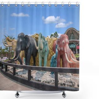 Personality  Royal Thai Elephants Sculpture Jewelry Center Shower Curtains