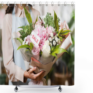 Personality  Partial View Of Florist Holding Festive Bouquet With Sale Lettering On Tag On Blurred Background Shower Curtains