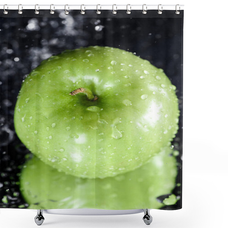 Personality  green apple with drops shower curtains