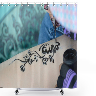 Personality  Henna Painting On Hand Shower Curtains