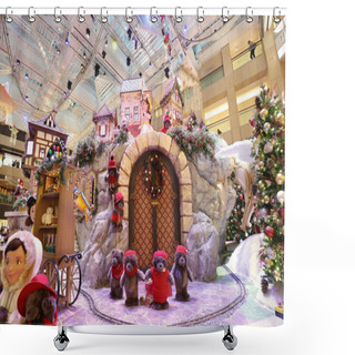 Personality  The Central Of Big Shopping Mall Xmas Event Shower Curtains